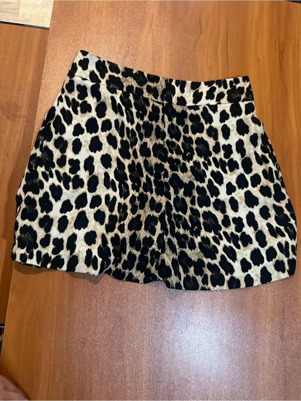 Zara Women’s Leopard Print Pleated Shorts Size L High Waist Flowy Animal Print